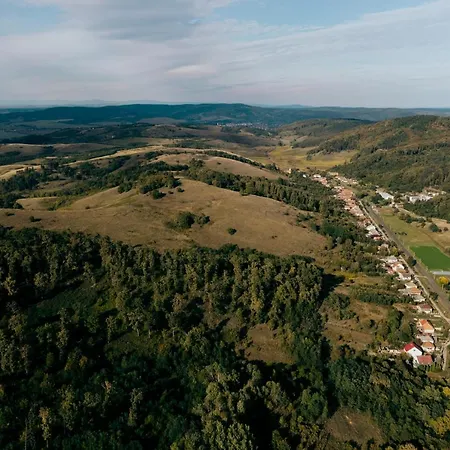 Videki Vendeghaz A Buekkben, Pezsgofuerdovel.