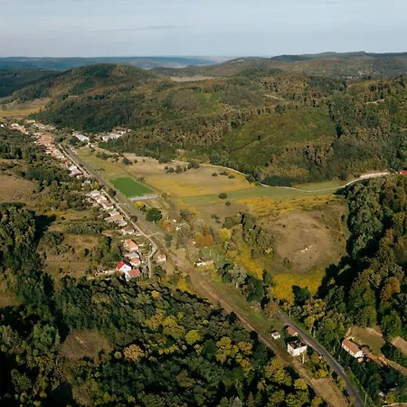 Videki Vendeghaz A Buekkben, Pezsgofuerdovel. *